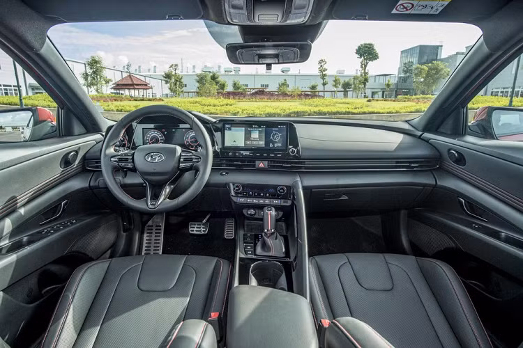 Tất nhiên để dễ bề phân tách ra khỏi bản thường, bản N-line của Hyundai Elantra 2023 sẽ có thêm một số chi tiết màu đỏ trong nội thất, ghế ngồi là loại ôm lưng kiểu xe đua và ngoài ra còn có thêm lẫy chuyển số sau vô lăng.