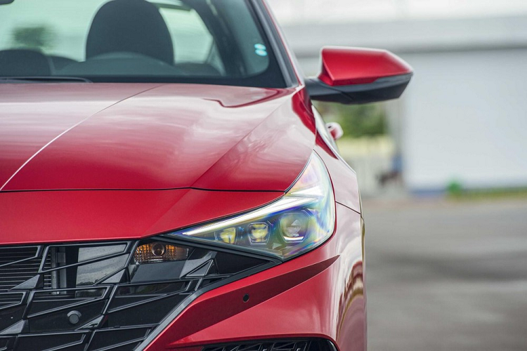 Cụ thể, mẫu xe sedan Hyundai Elantra N-line 2023 có cản trước thể thao hơn với hốc gió tạo hình xương cá, phía sau có sự xuất hiện của hệ thống ống xả kép.