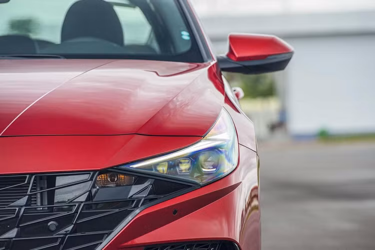 Cụ thể, mẫu xe sedan Hyundai Elantra N-line 2023 có cản trước thể thao hơn với hốc gió tạo hình xương cá, phía sau có sự xuất hiện của hệ thống ống xả kép.