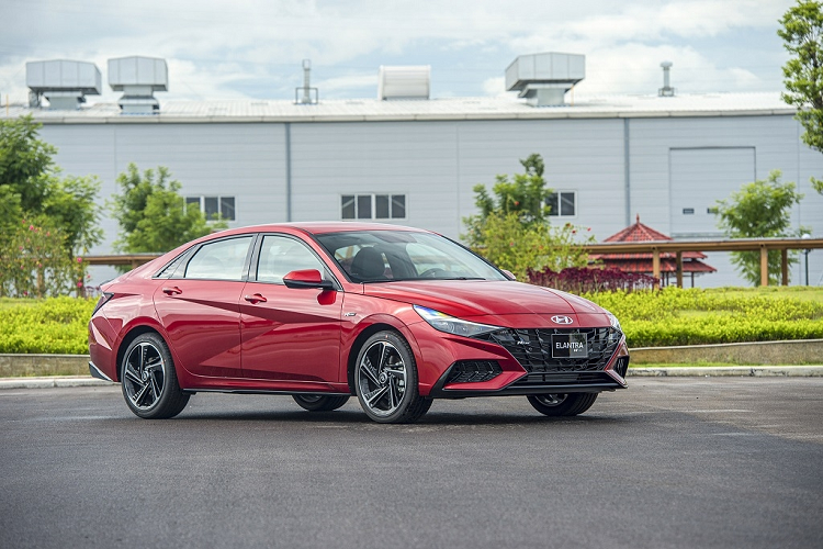 Với những khác biệt trên, có thể thấy mức chênh giá 200 triệu đồng giữa bản Tiêu chuẩn và N-line của Hyundai Elantra 2023 là hoàn toàn tương xứng. Nếu không có yêu cầu cao về khả năng vận hành, người dùng hoàn toàn có thể lựa chọn bản 2.0 AT của Elantra mới bởi phiên bản này có đầy đủ trang bị tương tự như bản N-line, chỉ khuyết thiếu vài chi tiết độc quyền ở phần ngoại thất cũng như nội thất.