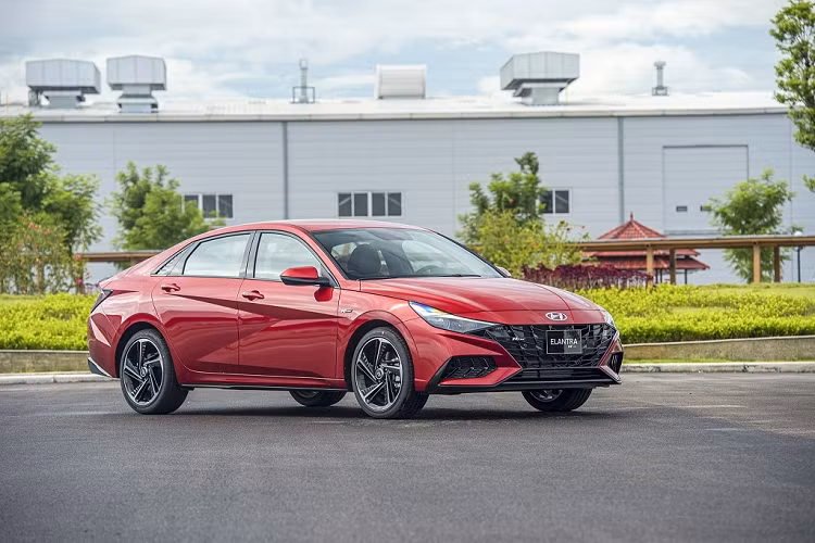 Với những khác biệt trên, có thể thấy mức chênh giá 200 triệu đồng giữa bản Tiêu chuẩn và N-line của Hyundai Elantra 2023 là hoàn toàn tương xứng. Nếu không có yêu cầu cao về khả năng vận hành, người dùng hoàn toàn có thể lựa chọn bản 2.0 AT của Elantra mới bởi phiên bản này có đầy đủ trang bị tương tự như bản N-line, chỉ khuyết thiếu vài chi tiết độc quyền ở phần ngoại thất cũng như nội thất.