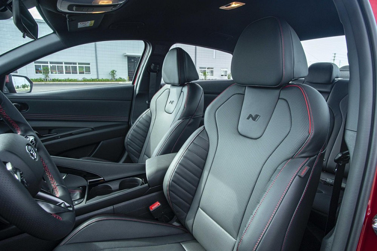 Nội thất của Hyundai Elantra N-line 2023 có tông đen nhưng đi kèm chỉ đỏ. Ghế ngồi trên bản N-line.