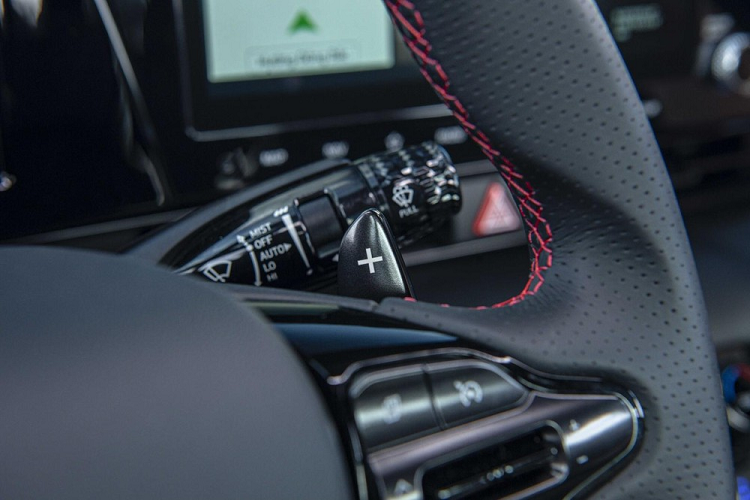 Sạc điện thoại không dây chuẩn Qi chỉ có trên 3 bản cao của Hyundai Elantra 2023.