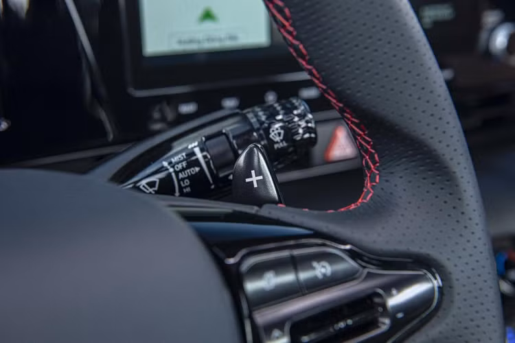 Sạc điện thoại không dây chuẩn Qi chỉ có trên 3 bản cao của Hyundai Elantra 2023.