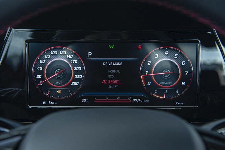 Bảng đồng hồ kỹ thuật số sau vô lăng trên bản N-line sẽ có giao diện màu đỏ khi chuyển sang chế độ Sport. Lẫy chuyển số sau vô lăng của bản N-line.
