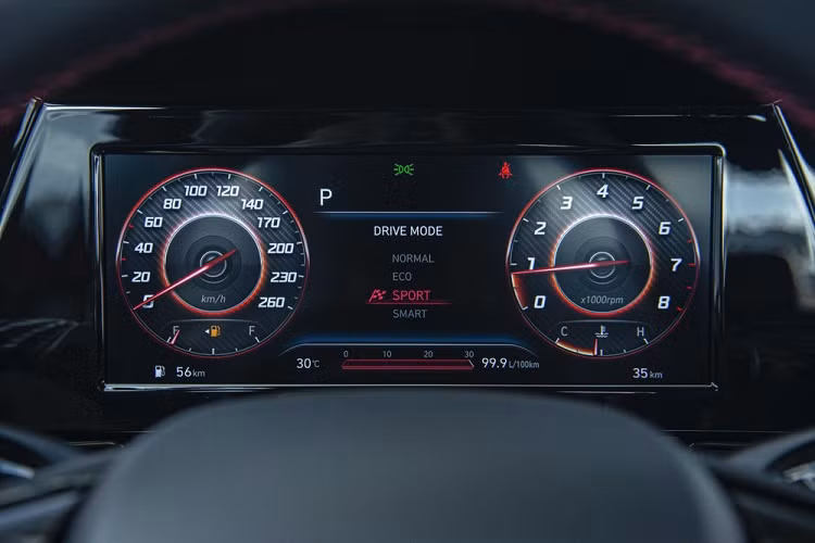 Bảng đồng hồ kỹ thuật số sau vô lăng trên bản N-line sẽ có giao diện màu đỏ khi chuyển sang chế độ Sport. Lẫy chuyển số sau vô lăng của bản N-line.
