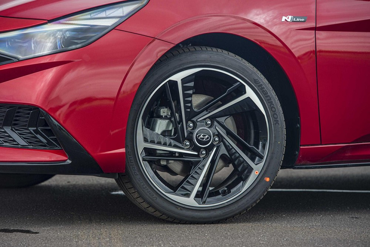 Trừ bản Tiêu chuẩn, cả 3 phiên bản còn lại của Hyundai Elantra 2023 đều được trang bị đèn chiếu sáng dạng LED và dải đèn LED định vị ban ngày.