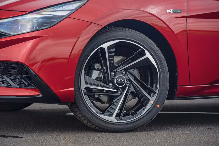 Trừ bản Tiêu chuẩn, cả 3 phiên bản còn lại của Hyundai Elantra 2023 đều được trang bị đèn chiếu sáng dạng LED và dải đèn LED định vị ban ngày.