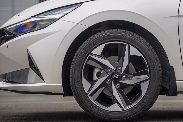 Bản N-line hiệu suất cao có ngoại hình khỏe khoắn hơn bản thường nhờ hốc gió tạo hình xương cá ở khu vực cản trước. Mâm hợp kim 18 inch trên bản N-line.