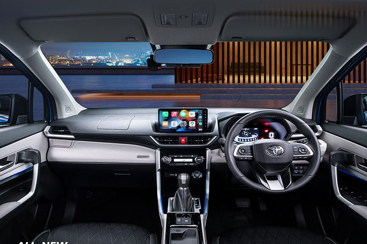 Xe cũng có đèn pha LED, đèn báo rẽ tuần tự, lưới tản nhiệt hình lục giác cỡ lớn, nẹp mạ crôm hình chữ "T" ở hốc đèn sương mù trước và nẹp mạ crôm bao quanh nắp ca-pô hình vỏ sò, kéo dài đến tận cột D. Tiếp đến là bộ vành hợp kim 17 inch, sơn phối 2 màu thể thao, đèn hậu nằm vắt ngang đuôi xe và khe gió giả hình tam giác trên cản sau.