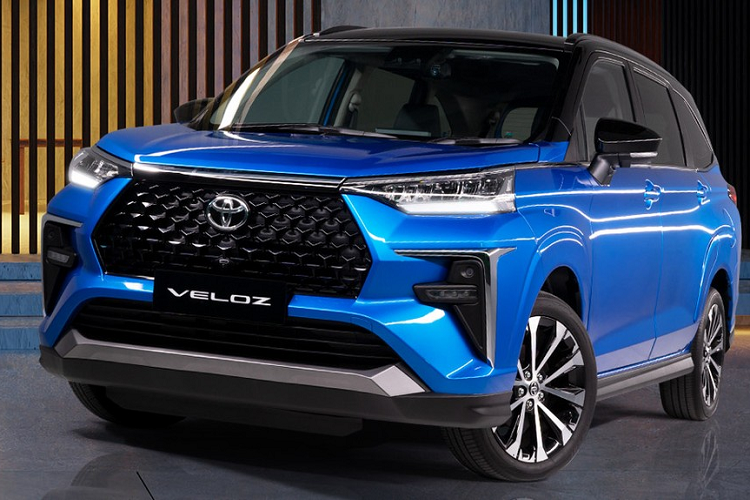 Qua những hình ảnh chính thức, có thể thấy Toyota Veloz 2022 tại Malaysia sở hữu ngoại hình về cơ bản là giống Veloz Cross ở Việt Nam. Tuy nhiên, mẫu MPV này được trang bị đèn sương mù nằm ngang trên cản trước. Trong khi đó, đèn sương mù trước trên Toyota Veloz Cross 2022 ở Việt Nam được thiết kế hình tròn.