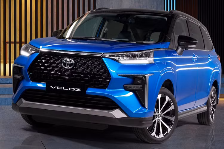 Qua những hình ảnh chính thức, có thể thấy Toyota Veloz 2022 tại Malaysia sở hữu ngoại hình về cơ bản là giống Veloz Cross ở Việt Nam. Tuy nhiên, mẫu MPV này được trang bị đèn sương mù nằm ngang trên cản trước. Trong khi đó, đèn sương mù trước trên Toyota Veloz Cross 2022 ở Việt Nam được thiết kế hình tròn.