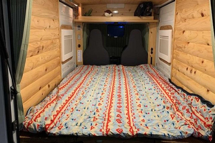 Quokka có trang bị tiêu chuẩn một bộ pin 100 Ah để cung cấp điện cho không gian sinh hoạt phía sau. Nó cũng một ổ cắm DC và các đầu kết nối USB. Chiếc xe thậm chí còn đi kèm với một lò sưởi chạy bằng paraphin.