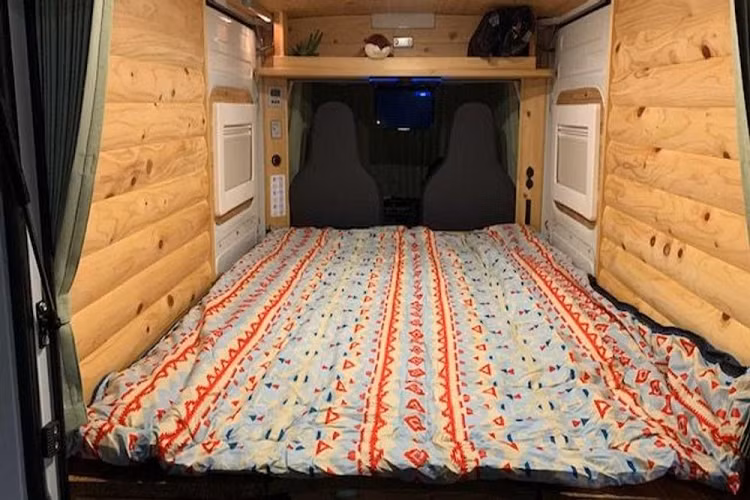 Quokka có trang bị tiêu chuẩn một bộ pin 100 Ah để cung cấp điện cho không gian sinh hoạt phía sau. Nó cũng một ổ cắm DC và các đầu kết nối USB. Chiếc xe thậm chí còn đi kèm với một lò sưởi chạy bằng paraphin.