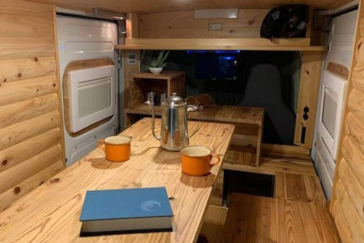 Công ty Mishima Daihatsu cung cấp rất nhiều tùy chọn bổ sung, bao gồm một số thiết bị tiện nghi đáng ngạc nhiên. Ví dụ: cabin có thể bổ sung một lò vi sóng và một tủ lạnh 16 lít với cả hai đều được tích hợp vào sàn xe.