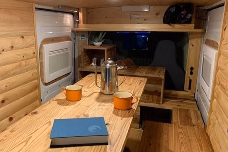 Công ty Mishima Daihatsu cung cấp rất nhiều tùy chọn bổ sung, bao gồm một số thiết bị tiện nghi đáng ngạc nhiên. Ví dụ: cabin có thể bổ sung một lò vi sóng và một tủ lạnh 16 lít với cả hai đều được tích hợp vào sàn xe.