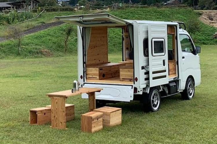 Tuy nhiên, đó không phải là tất cả vì công ty cũng kết hợp đủ loại tính năng được ẩn giấu khéo léo vào không gian nhỏ gọn của xe. Cabin của Mishima Daihatsu Quokka chuột túi có 4 phần hộp có thể tháo rời mà được tích hợp với sàn xe.