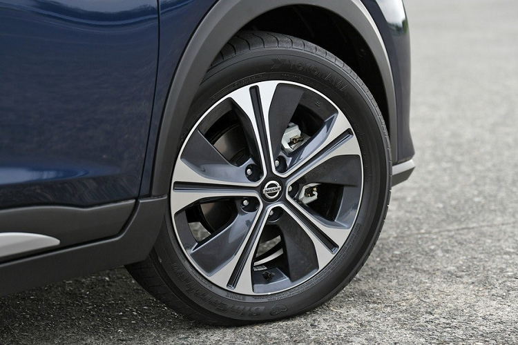 Tại thị trường Nhật Bản, Nissan Kicks 2022 được bán với giá dao động từ 2,79 - 3,01 triệu Yên (471,5 - 508 triệu đồng) cho bản 2WD và 3,06 - 3,28 triệu Yên (517 - 554 triệu đồng) cho bản 4WD.Kicks 2022 không có màn hình thông tin giải trí 12,3 inch như nhiều mẫu xe Nissan đời mới khác