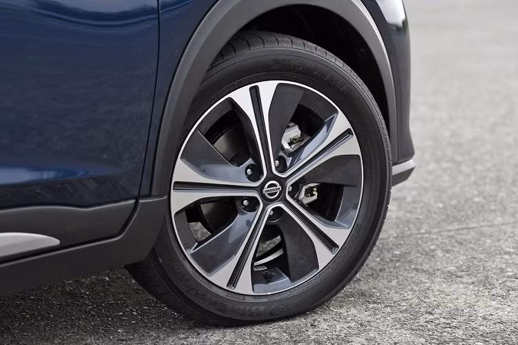 Tại thị trường Nhật Bản, Nissan Kicks 2022 được bán với giá dao động từ 2,79 - 3,01 triệu Yên (471,5 - 508 triệu đồng) cho bản 2WD và 3,06 - 3,28 triệu Yên (517 - 554 triệu đồng) cho bản 4WD.Kicks 2022 không có màn hình thông tin giải trí 12,3 inch như nhiều mẫu xe Nissan đời mới khác