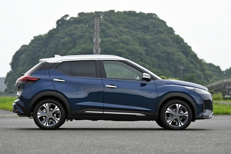 Tiếp đến là mô-tơ điện nằm trên cầu trước với công suất tối đa 100 kW (134 mã lực) và 280 Nm. Hai con số tương ứng của mô-tơ điện trên cầu sau là 50 kW (67 mã lực) và 100 Nm. Tổng cộng, Nissan Kicks 2022 sở hữu công suất 150 kW (201 mã lực) và mô-men xoắn cực đại 380 Nm.