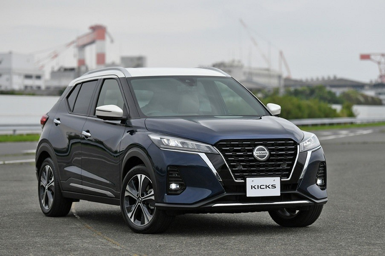 Nissan Kicks 4WD 2022 nặng hơn 120 kg nên tốn nhiều nhiên liệu hơn. Lượng xăng tiêu thụ trung bình của Nissan Kicks 2022 tại Nhật Bản là 23 km/lít (khoảng 4,34 lít/100 km) ở phiên bản dẫn động cầu trước và 19,2 km/lít (5,2 lít/100 km) với phiên bản dẫn động 4 bánh.