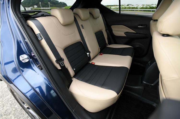 Nissan Kicks 2022 ở Nhật Bản còn có một khác biệt lớn nữa so với xe ở Thái Lan, đó là không có phiên bản Autotech. Bên cạnh đó, nội thất của mẫu SUV hạng B này ở Nhật Bản còn được bọc da màu nâu nhạt phối đen thay vì đen tuyền như xe ở Thái Lan. Tuy nhiên, xe vẫn được trang bị cần số điện tử mới.