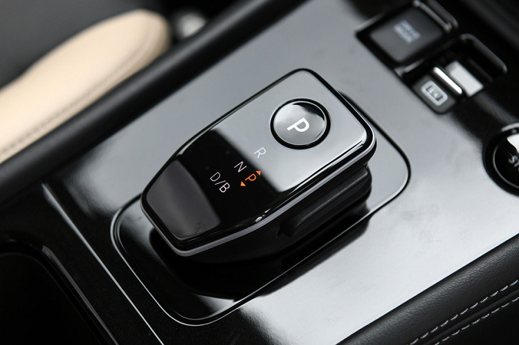 Đáng tiếc là những trang bị dành cho các mẫu xe Nissan đời mới như bảng đồng hồ kỹ thuật số 12,3 inch và màn hình thông tin giải trí 12,3 inch không được áp dụng cho Kicks 2022. Thay vào đó, xe chỉ có một số trang bị tiêu chuẩn như vành 17 inch, vô lăng bọc da thật và hệ thống an toàn chủ động ProPilot.