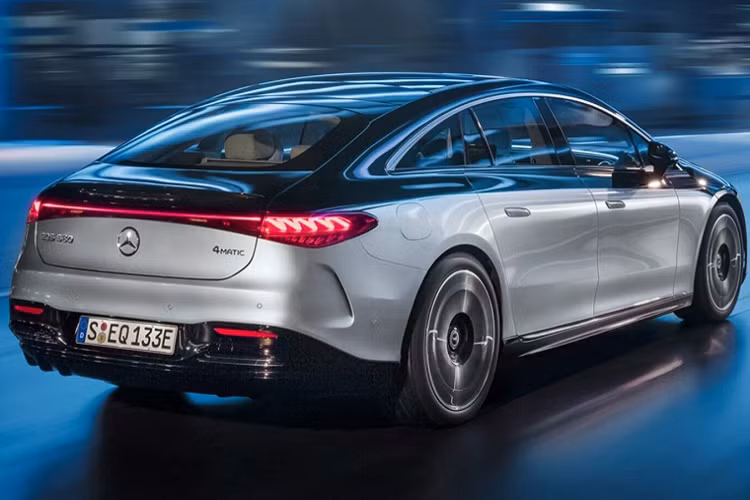 Theo trang web của Mercedes-Benz Việt Nam (MBV), khả năng cao MBV sẽ phân phối đủ cả 2 phiên bản EQS 450+ và EQS 580 4Matic tại thị trường Việt. Xe được nhập khẩu nguyên chiếc. Tuy nhiên, hiện chưa rõ phiên bản Mercedes-Benz EQS 2022 phân phối ở Việt Nam sẽ được nhập khẩu từ Đức hay Thái Lan.