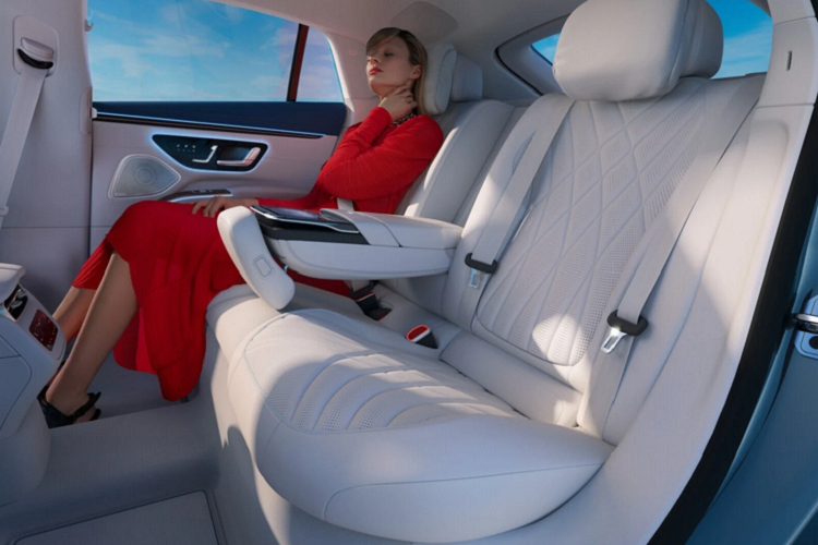 Bản Edition 1 sẽ có thêm các chi tiết trang trí bằng gỗ, ghế bọc da Nappa sáng màu và vô lăng cũng được bọc da tương tự. Xe trang bị màn hình MBUX Hyperscreen bao gồm: cụm đồng hồ điện tử 12,3 inch, màn hình trung tâm cảm ứng OLED17,7 inch và 1 màn hình OLED 12,3 inch khác cho hành khách phía trước. Xe cũng có cửa sổ trời toàn cảnh.