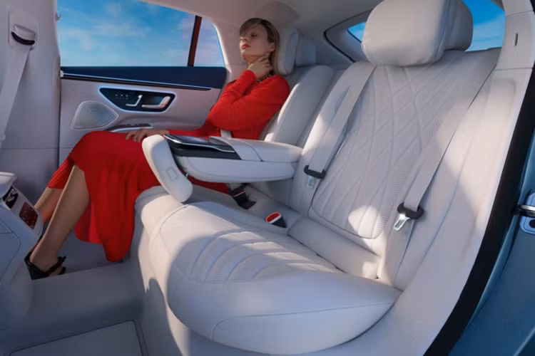 Bản Edition 1 sẽ có thêm các chi tiết trang trí bằng gỗ, ghế bọc da Nappa sáng màu và vô lăng cũng được bọc da tương tự. Xe trang bị màn hình MBUX Hyperscreen bao gồm: cụm đồng hồ điện tử 12,3 inch, màn hình trung tâm cảm ứng OLED17,7 inch và 1 màn hình OLED 12,3 inch khác cho hành khách phía trước. Xe cũng có cửa sổ trời toàn cảnh.