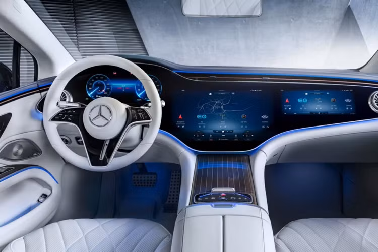 Cả 2 phiên bản EQS 450+ AMG Premium và EQS 450+ Edition 1 đều sử dụng hệ truyền động EQS 450+, với công suất 333 mã lực và mô-men xoắn cực đại 568 Nm. Động cơ này cho phép xe tăng tốc từ 0-100 km/h chỉ trong 6,2 giây và đạt vận tốc cực đại 210 km/h.