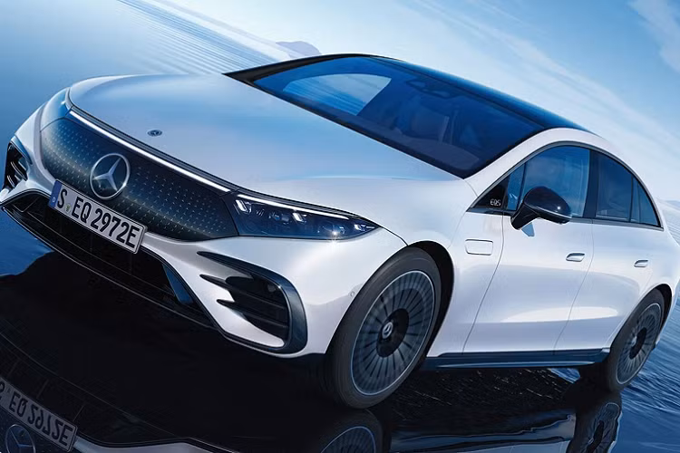 Bên dưới EQS đương nhiên là bộ pin lithium-ion 107.8 kWh, cung cấp tầm hoạt động lên đến 738 km theo chuẩn WLTP. EQS sử dụng bộ sạc onboard AC có sẵn (chuẩn sạc Type 2) với công suất 22 kW, giúp xe có thể sạc đầy từ 10-100% trong vòng 4 giờ. EQS cũng hỗ trợ sạc nhanh DC (chuẩn CCS2), cho khả năng sạc đầy từ 0-80% trong chỉ 23 phút.