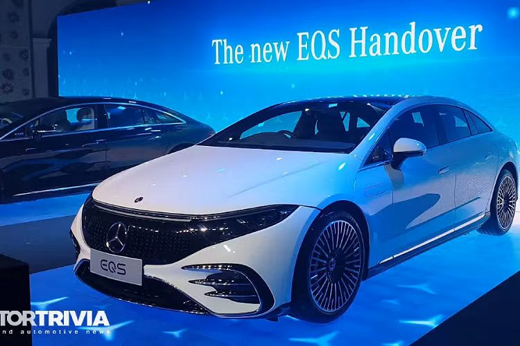 Bên cạnh EQS, Thái Lan cũng sắp ra mắt Mercedes-Maybach GLS dưới dạng nhập khẩu nguyên chiếc vào cuối năm nay, đồng thời chuẩn bị lắp ráp và bán phiên bản PHEV của W223 S-Class, S 580 e. Trong khi đó tại Việt Nam, Mercedes-Benz cũng đã hé lộ sẽ bán chính hãng mẫu xe điện EQS 2022 trên website hãng. Tuy nhiên, thời điểm ra mắt và phân phối chính hãng chưa được công bố.