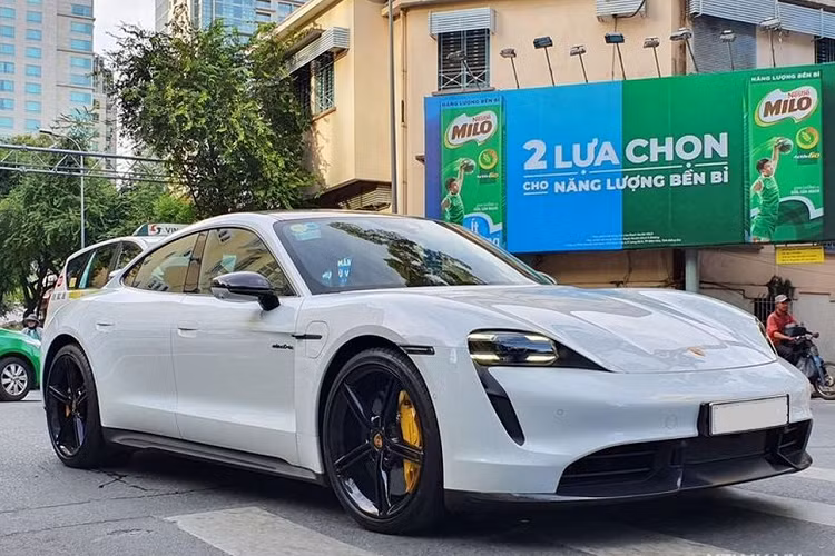 Đại diện nhà phân phối chính hãng Porsche tại Việt Nam cho biết; trong năm 2023, giá xe Porsche Taycan cho bản tiêu chuẩn sẽ là 4,04 tỷ đồng, giảm tới 700 triệu đồng so với mức bán ra hiện tại.
