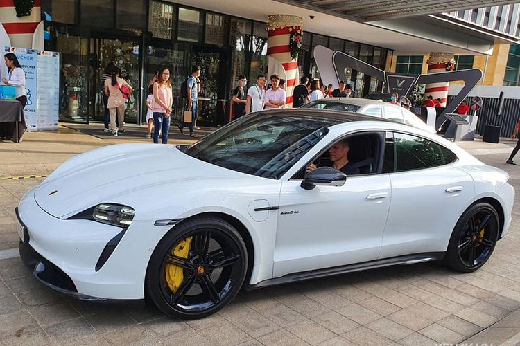 Porsche Taycan vận hành bằng động cơ điện và pin dung lượng 79,2 kWh, có khả năng sản sinh công suất 435 mã lực (hoặc 530 mã lực với Overboost) và mô men xoắn cực đại 640 Nm. Nhờ gói nâng cấp pin Performance Battery Plus, sức mạnh có thể tăng lên 489 mã lực (hoặc 571 mã lực với Overboost)...