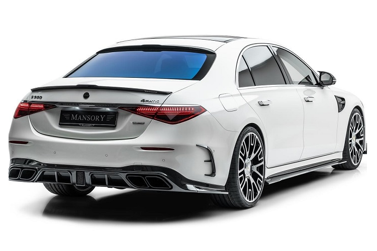 Khu vực này cũng nhận được nhiều chi tiết sợi carbon như khe hút gió hai bên cùng cánh gió ở nắp cốp. Huy hiệu ngôi sao ba cánh ở đuôi xe cũng được thay thế bằng logo quen thuộc của Mansory.