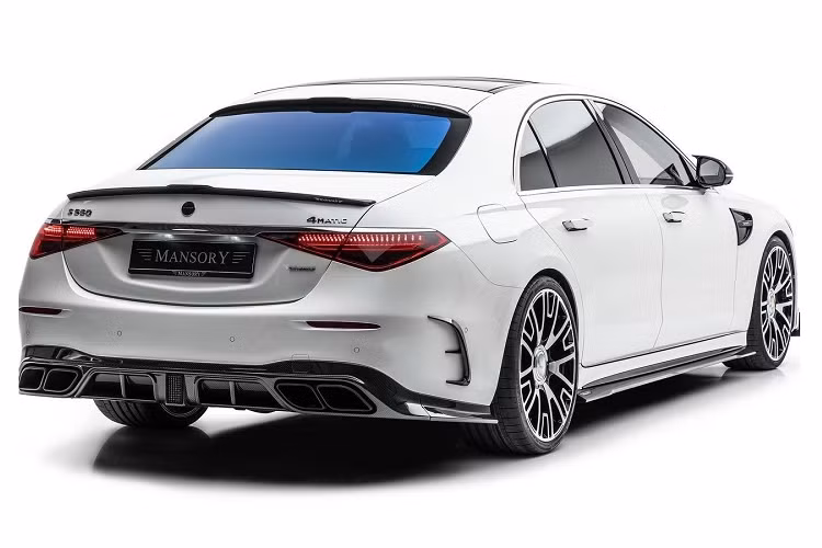 Khu vực này cũng nhận được nhiều chi tiết sợi carbon như khe hút gió hai bên cùng cánh gió ở nắp cốp. Huy hiệu ngôi sao ba cánh ở đuôi xe cũng được thay thế bằng logo quen thuộc của Mansory.