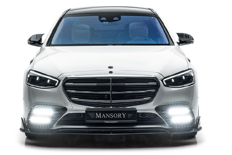 Chiếc xe sang Mercedes-Benz S-Class màu trắng này còn được trang bị bộ mâm hợp kim mới, có thiết kế các chấu chữ Y cỡ 22 inch cùng lớp hoàn thiện hai tông màu. Đi kèm là bộ lốp Continental SportContact 6 và nằm gọn trong các vòm bánh một cách liền mạch, đẹp mắt nhờ hệ thống treo sửa đổi giúp hạ thấp khoảng sáng gầm.