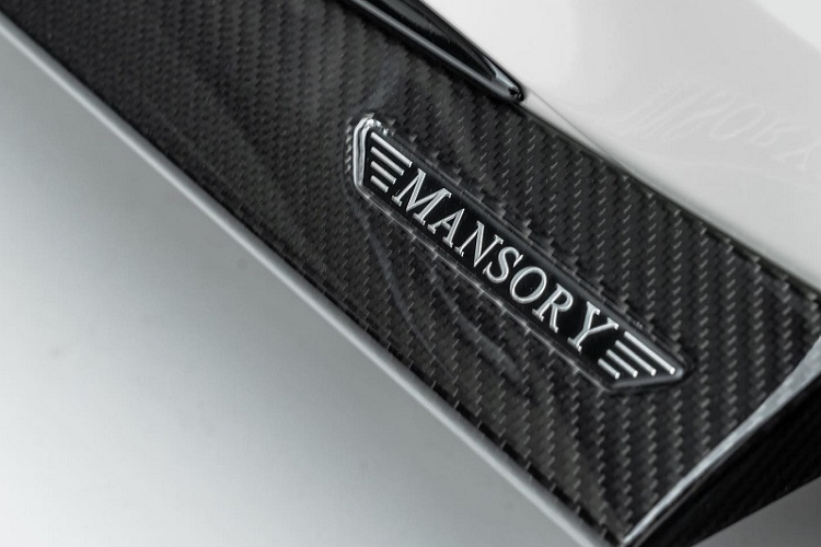 Mansory không cho thấy thiết kế khoang nội thất của bản độ S-Class thế hệ mới này. Tuy nhiên, đối chiếu với diện mạo bề ngoài cùng một số sản phẩm trước đây, có thể dự đoán khoang nội thất sẽ nhận được một số điểm nhấn trang trí bằng sợi carbon.