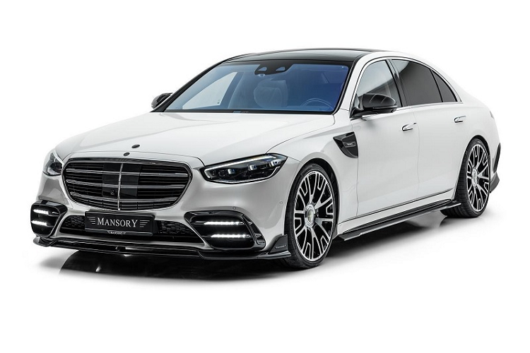 Giữ lại phần cản trước nguyên bản, Mansory chỉ tinh chỉnh một chút phần đầu xe Mercedes-Benz S-Class hạng sang bằng sợi carbon với khe hút gió sau vòm bánh trước, tấm ốp bao quanh hốc hút gió trước với dải đèn định vị bổ sung, ốp bảo vệ gương chiếu hậu và ốp sườn xe.