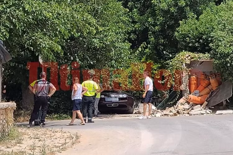 Theo Daily Mail, chiếc Bugatti Veyron húc đổ một bức tường gạch, may mắn là không có ai bị thương trong vụ tai nạn. Về phía chiếc Veyron, siêu xe này đã bị hư hỏng nặng ở phần đầu, không rõ thiệt hại cụ thể ra sao. Người cầm lái là vệ sĩ của Cristiano Ronaldo và anh ta đã nhận mọi trách nhiệm.