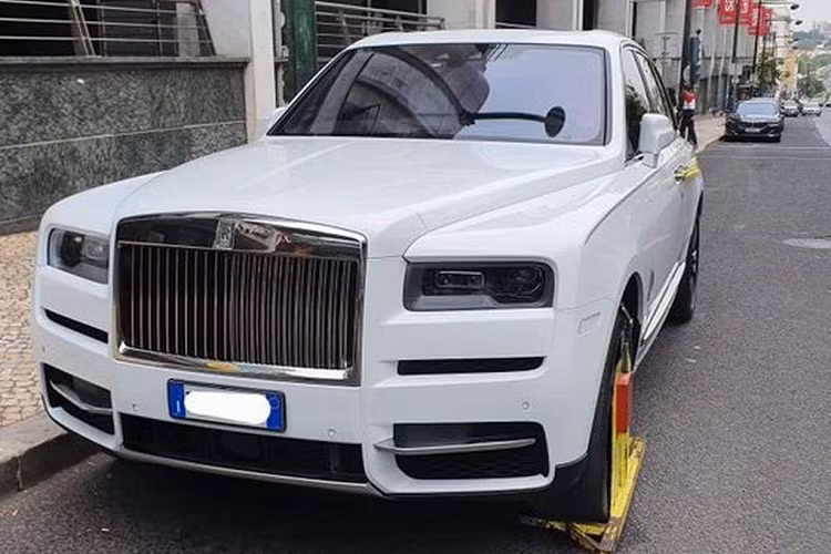 SUV siêu sang Rolls-Royce Cullinan được trang bị động cơ V12, tăng áp kép, dung tích 6.75 lít, sản sinh công suất tối đa 563 mã lực và mô-men xoắn cực đại 850 Nm tại vòng tua máy 1.600 vòng/phút. Kết hợp hộp số tự động ZF 8 cấp, hệ dẫn động 4 bánh toàn thời gian hoàn toàn mới.