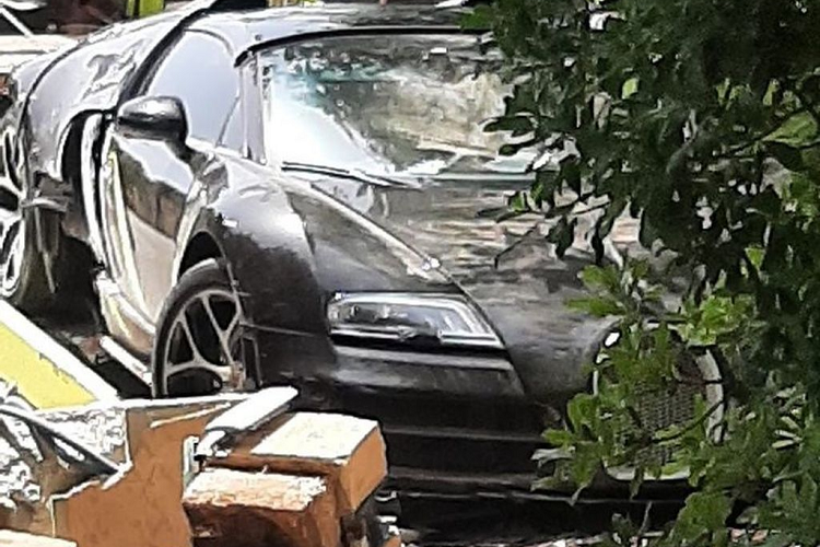 Không chỉ nổi tiếng trên sân cỏ với những pha đưa bóng điệu nghệ, CR7 còn là cái tên đáng chú ý trong làng chơi xe khi từng sở hữu hàng loạt siêu xe: Ferrari F430, Lamborghini Aventador LP700-4, McLaren MP4-12C, Audi R8 Spyder, Porsche 911 Turbo S, Chevrolet Camaro SS, Mercedes-Benz S65 Coupe AMG, BMW M6, Maserati GranCabrio, Porsche 911 Carrera 2S Cabriolet… .