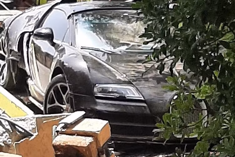 Không chỉ nổi tiếng trên sân cỏ với những pha đưa bóng điệu nghệ, CR7 còn là cái tên đáng chú ý trong làng chơi xe khi từng sở hữu hàng loạt siêu xe: Ferrari F430, Lamborghini Aventador LP700-4, McLaren MP4-12C, Audi R8 Spyder, Porsche 911 Turbo S, Chevrolet Camaro SS, Mercedes-Benz S65 Coupe AMG, BMW M6, Maserati GranCabrio, Porsche 911 Carrera 2S Cabriolet… .