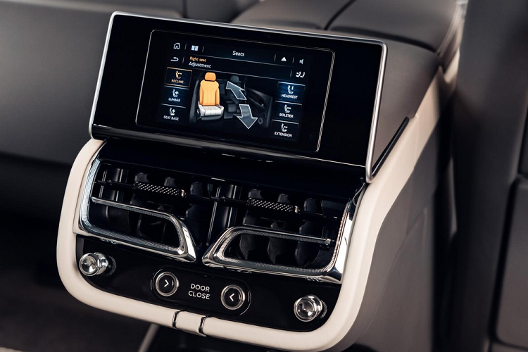 Theo đó, ghế sẽ dựa trên nhiệt độ của cơ thể hành khách và độ ẩm trên bề mặt để chỉnh tính năng sưởi ấm, làm mát hoặc kết hợp cả hai cho phù hợp. Bên cạnh đó, ghế còn dùng cảm biến để đo áp lực trên bề mặt và điều chỉnh vị trí nhằm giảm cảm giác mệt mỏi cho hành khách trên hành trình dài.