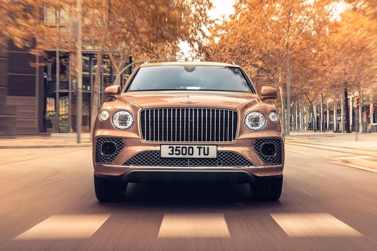 Hiện giá xe Bentley Bentayga EWB chưa được công bố. Xe sẽ bắt đầu được giao cho khách hàng vào cuối năm nay. Bentayga hiện là mẫu xe quan trọng nhất đối với Bentley khi chiếm 1/3 doanh số của thương hiệu này. Hãng Bentley kỳ vọng phiên bản EWB mới sẽ chiếm 45% tổng doanh số của dòng Bentayga trong tương lai.