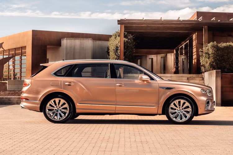 Đúng như tên gọi, mẫu SUV Bentley Bentayga EWB siêu sang này sở hữu kích thước lớn hơn so với Bentley Bentayga tiêu chuẩn. Cụ thể, Bentley Bentayga EWB có chiều dài cơ sở tăng từ 2.995 mm lên 3.175 mm. Chiều dài bổ sung của xe được dồn cho khoang hành khách phía sau.