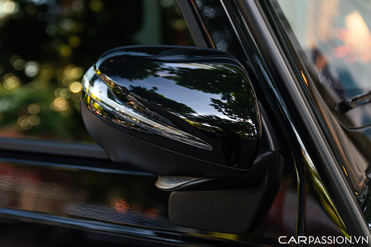 Khác biệt với chiếc G63 mạnh mẽ, Mercedes-Benz G350d 2021 máy dầu hướng đến các khách hàng tìm kiếm một phiên bản mang tính kinh tế, bền bỉ, tiết kiệm và có mô men xoắn cao. Trong quá khứ, Mercedes-Benz Việt Nam đã từng phân phối dòng xe G-Class máy dầu nhưng khi bước sang thế hệ mới, hãng lại không phân phối phiên bản máy dầu mà chỉ bán ra phiên bản máy xăng G63.