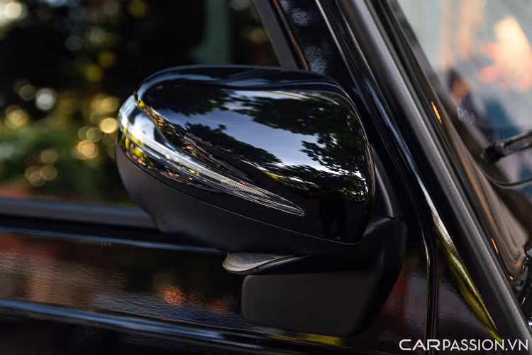 Khác biệt với chiếc G63 mạnh mẽ, Mercedes-Benz G350d 2021 máy dầu hướng đến các khách hàng tìm kiếm một phiên bản mang tính kinh tế, bền bỉ, tiết kiệm và có mô men xoắn cao. Trong quá khứ, Mercedes-Benz Việt Nam đã từng phân phối dòng xe G-Class máy dầu nhưng khi bước sang thế hệ mới, hãng lại không phân phối phiên bản máy dầu mà chỉ bán ra phiên bản máy xăng G63.