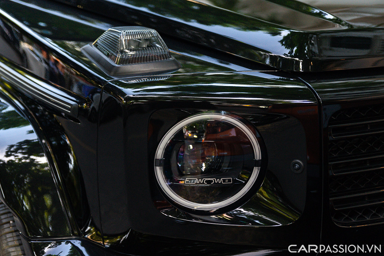 Cản trước sử dụng lưới tản nhiệt nan ngang thay cho nan dọc Panamericana như trên phiên bản G 63. Mercedes-Benz G350d sử dụng đèn chiếu sáng Multibeam LED hiện đại, đèn xi-nhan nằm tách rời với cụm đèn pha.